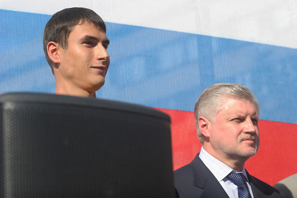 руководитель союза молодежи `За Родину!` Сергей Шаргунов и лидер СЕПР, председатель Совета Федерации РФ Сергей Миронов...