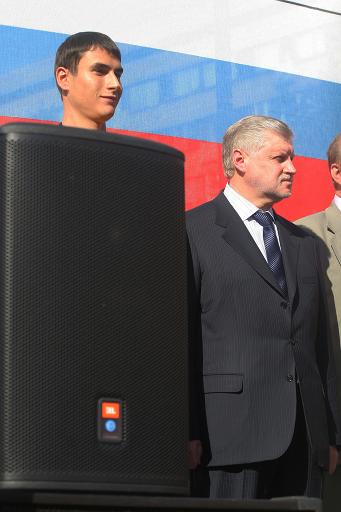 руководитель союза молодежи `За Родину!` Сергей Шаргунов и лидер СЕПР, председатель Совета Федерации РФ Сергей Миронов...