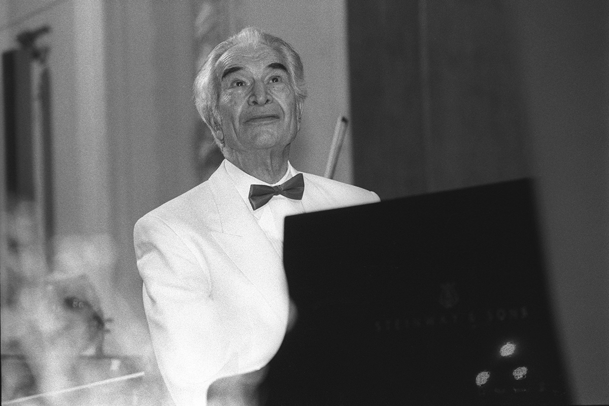 Большой Зал Московской Консерватории. Европейская премьера мессы Дэйва Брубека "To Hope! A Celebration" с участием джаз-квартета "Dave Brubeck Quartet". Дирижер Рассел Глойд\Russell Gloyd и саксофонист Бобби Миллителло\Bobby Militello. 2 декабря 1997