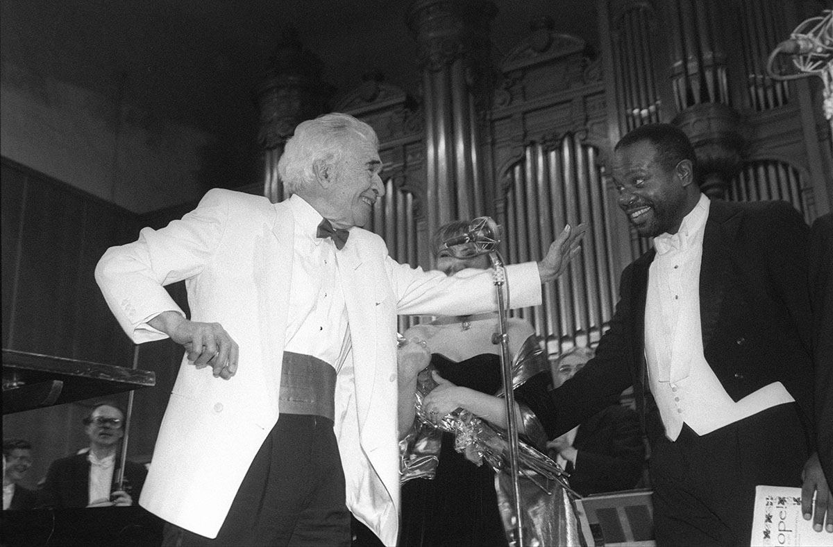 Большой Зал Московской Консерватории. Европейская премьера мессы Дэйва Брубека "To Hope! A Celebration" с участием джаз-квартета "Dave Brubeck Quartet". Дирижер Рассел Глойд\Russell Gloyd и саксофонист Бобби Миллителло\Bobby Militello. 2 декабря 1997