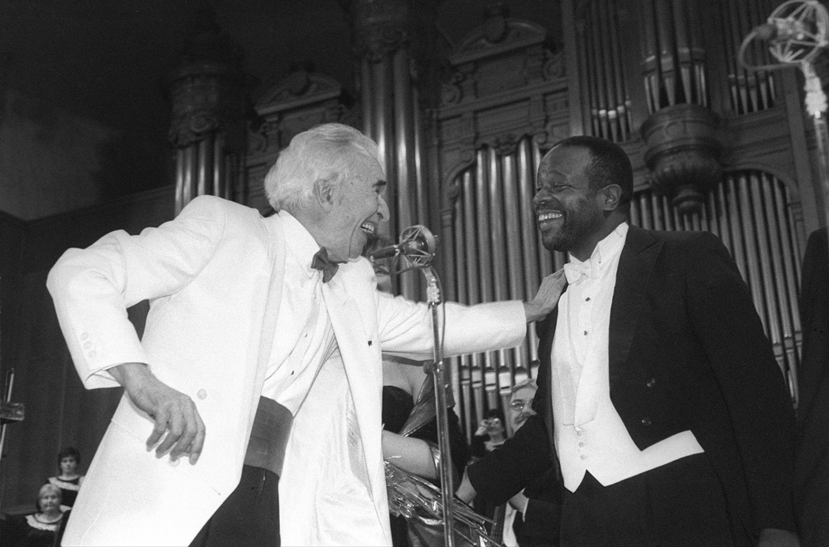 Большой Зал Московской Консерватории. Европейская премьера мессы Дэйва Брубека "To Hope! A Celebration" с участием джаз-квартета "Dave Brubeck Quartet". Дирижер Рассел Глойд\Russell Gloyd и саксофонист Бобби Миллителло\Bobby Militello. 2 декабря 1997