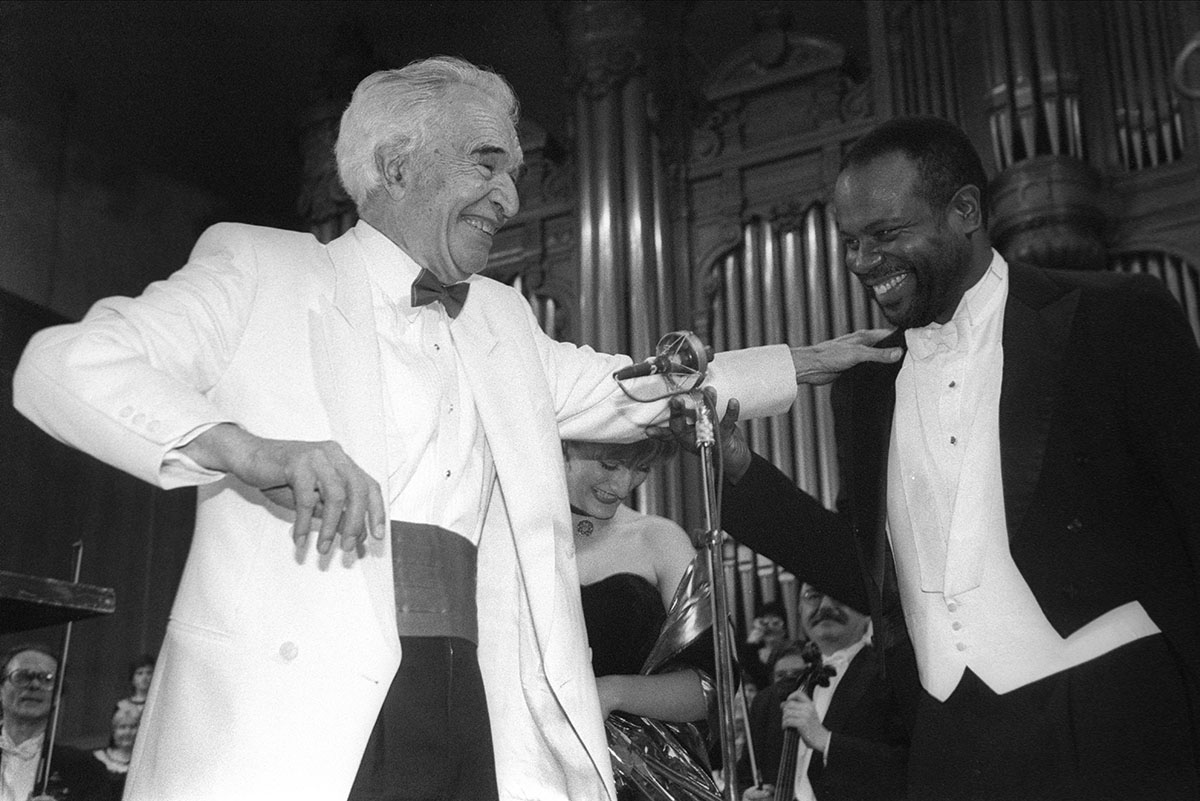 Большой Зал Московской Консерватории. Европейская премьера мессы Дэйва Брубека "To Hope! A Celebration" с участием джаз-квартета "Dave Brubeck Quartet". Дирижер Рассел Глойд\Russell Gloyd и саксофонист Бобби Миллителло\Bobby Militello. 2 декабря 1997