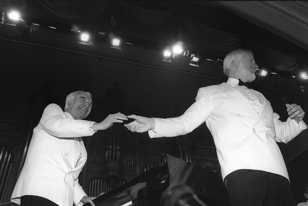 Большой Зал Московской Консерватории. Европейская премьера мессы Дэйва Брубека "To Hope! A Celebration" с участием джаз-квартета "Dave Brubeck Quartet". Дирижер Рассел Глойд\Russell Gloyd и саксофонист Бобби Миллителло\Bobby Militello. 2 декабря 1997