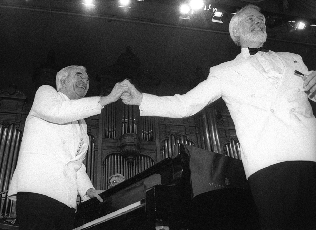 Большой Зал Московской Консерватории. Европейская премьера мессы Дэйва Брубека "To Hope! A Celebration" с участием джаз-квартета "Dave Brubeck Quartet". Дирижер Рассел Глойд\Russell Gloyd и саксофонист Бобби Миллителло\Bobby Militello. 2 декабря 1997