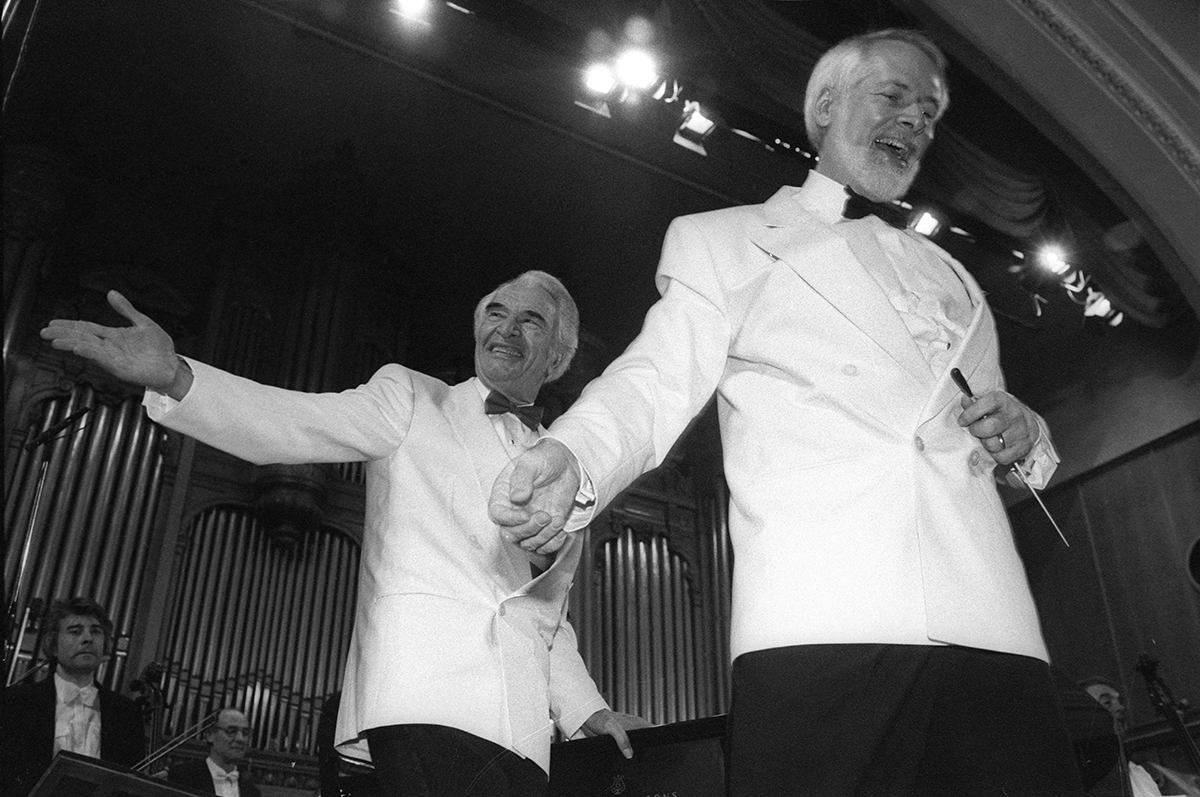 Большой Зал Московской Консерватории. Европейская премьера мессы Дэйва Брубека "To Hope! A Celebration" с участием джаз-квартета "Dave Brubeck Quartet". Дирижер Рассел Глойд\Russell Gloyd и саксофонист Бобби Миллителло\Bobby Militello. 2 декабря 1997